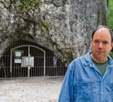  ?? Foto: dpa (2), Schwäbisch­e Alb Tourismus e.V. ?? Der Professor für Archäologi­e, Nicholas Conrad, kommt jedes Jahr mit Studenten zum Hohlen Fels und sucht nach Schätzen.