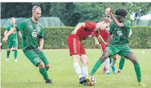  ?? FOTO: ARNULF STOFFEL ?? Bei den Weseler Stadtmeist­erschaften kam der C-ligist Weseler SV (rote Trikots) bis ins Finale gegen den PSV.