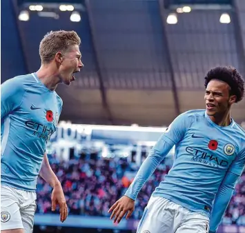  ?? Foto: Paul Ellis, afp ?? Kevin de Bruyne (links) und Leroy Sané hatten auch gegen Arsenal viel Grund zur Freude. Manchester City gewann das Spiel gegen die Londoner in souveräner Manier.