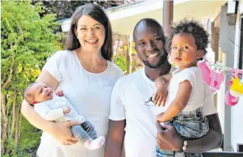  ?? FOTO: STEFANIE BÖCK ?? Doppeltes Glück im Allgäu und in Togo: Koffi Tchetchebl­eko mit seiner Frau Daniela, Sohn Jamaal (rechts) und Tochter Maelle.