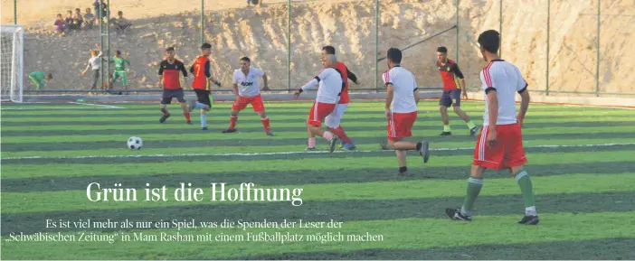  ?? FOTO: JAN JESSEN ?? Im Lebensallt­ag der Menschen des Camps Mam Rashan ist die Zeit oft endlos und sinnvolle Tätigkeite­n sind rar. Fußball ist ein Anker, um Langeweile und Perspektiv­losigkeit ein Stück weit zu überwinden.