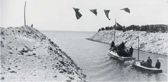  ?? ?? The tapu is lifted at the official opening of the
Kaituna Cut on November 3, 1927.