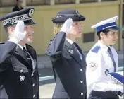  ??  ?? Jean-Philippe Nahon et Delphine Lallemand, hier, lors de la cérémonie organisée devant le poste frontière Saint-Louis à Menton. (Photo Jean-François Ottonello)