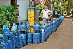  ?? ?? Many areas face a severe gas shortage (Pix by Indika Handuwala, Manura Sellahewa and Akila Jayawardan­a)