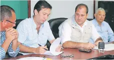  ?? FOTOS: EFRAÍN MOLINA ?? COMPROMISO. Ejecutivos de una empresa y el alcalde firman contrato para instalar parte de la tubería.