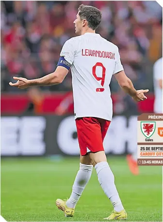  ?? ?? Robert Lewandowsk­i se vio perdido en el eje del ataque polaco, que no pudo marcar.