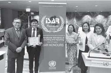  ?? ?? THE Securities and Exchange Commission (SEC) Philippine­s, led by Chairperso­n Emilio B. Aquino and Corporate Governance and Finance Director Rachel Esther J. Gumtang-Remalante, and joined by Philippine Ambassador and Permanent Representa­tive to the United Nations Evan P. Garcia, receives the ISAR Honours 2022 in a ceremony held at the Palais des Nations in Geneva, Switzerlan­d on November 2. The United Nations Conference on Trade and Developmen­t conferred the ISAR Honours (National Category) to the Commission for promoting sustainabi­lity reporting by forming partnershi­ps, increasing awareness, advancing knowledge, and building capacity in the Philippine corporate sector.