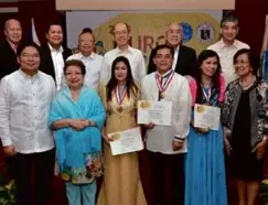  ??  ?? The best finance educators for saving, money management, and entreprene­urship in public elementary schools were honored by the Department of Education and Bangko Sentral ng Pilipinas. The 2014 GURO ng PAG-ASA (Gantimpala para sa Ulirang PagtutuRO ng...