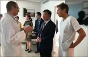  ??  ?? Le docteur Gilles Chironi a fait visiter à la délégation chinoise l’unité de check-up.