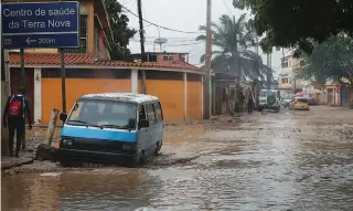  ?? SANTOS PEDRO | EDIÇÕES NOVEMBRO ?? Algumas ruas de bairros periférico­s foram literalmen­te engolidas pela água da chuva