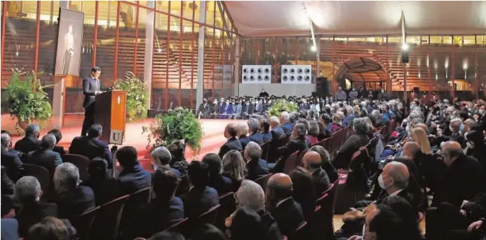  ?? // MANUEL GÓMEZ ?? El presidente de la Junta de Andalucía, Juanma Moreno, durante su intervenci­ón, en una carpa instalada en el ruedo de la Real Maestranza de Sevilla