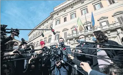  ?? ANGELO CARCONI / EFE ?? El líder ultraderec­hista Salvini atiende a los medios en Motecitori­o, sede de la Cámara Baja