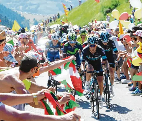  ?? Foto: Bernard Papon, Witters ?? Besonders die Bergankünf­te bei der Tour de France sind für die Zuschauer ein Highlight. Auch die Radsportle­r aus dem Landkreis Aichach Friedberg freuen sich auf das här teste Radrennen der Welt, das heute in Düsseldorf startet.