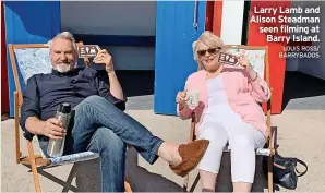  ?? LOUIS ROSS/ BARRYBADOS ?? Larry Lamb and Alison Steadman seen filming at Barry Island.