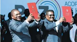  ?? TSVANGIRAY­I MUKWAZHI/AP ?? Mozambique President Filipe Nyusi, right, and Renamo leader Ossufo Momade after signing the peace accord Thursday at Gorongosa National Park.