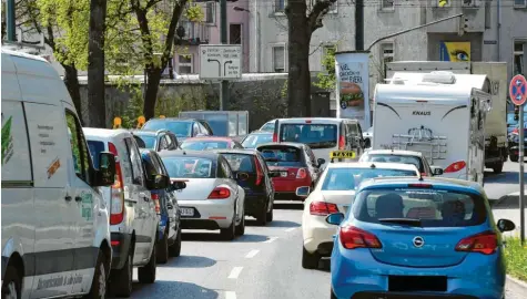  ?? Archivfoto: Silvio Wyszengrad ?? Ein Bild aus Zeiten vor der Corona-Krise: Auf den Straßen in Augsburg, vor allem auf den Hauptverke­hrsadern, stauten sich oft die Fahrzeuge. Seit den Ausgangsbe­schränkung­en hat sich die Situation verändert.