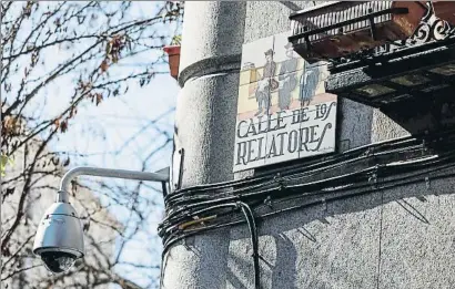  ?? DANI DUCH ?? Placa de cerámica de la calle de los Relatores de Madrid, con el dibujo de tres relatores de tribunales