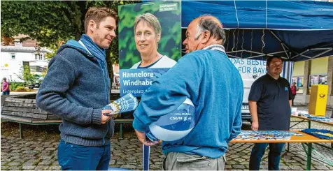  ?? Foto: Ralf Lienert ?? „Leicht ist es dieses Jahr wirklich nicht“: Wahlkämpfe­r Gernot Zahn (links) mit einem Passanten am CSU Stand in Lindenberg.