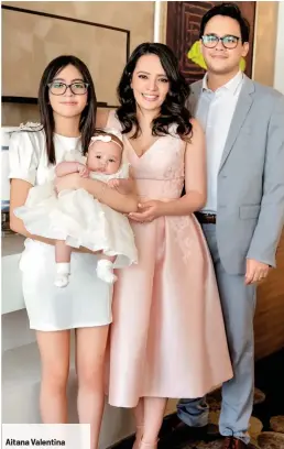  ??  ?? Aitana Valentina
Galeano Matamoros junto a a su hermana Nicolle y sus padres, Alejandro y Fabiola