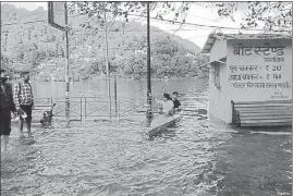  ?? HT PHOTO ?? Locals try a boat ride on Mall Road along the Naini Lake in Nainital on Tuesday.