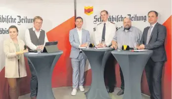  ?? FOTO: LISAMARIE HAAS ?? Erstes Aufeinande­rtreffen der Krauchenwi­eser Bürgermeis­ter-Kandidaten unter Moderation von Mandy Hornstein und Michael Hescheler (von links): Andreas Schuster, Erwin Schwarz, Adrian Czalpinski und Manuel Kern.