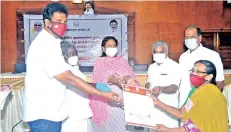  ??  ?? Tiruvarur Collector V Santha, MLAs Poondi K Kalaivanan (Tiruvarur) and TRB Rajaa (Mannargudi) presenting aid to a beneficiar­y in the district on Thursday