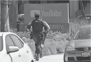  ?? JEFF CHIU/AP ?? Officers run toward a YouTube office, scene of a shooting, in San Bruno, Calif.