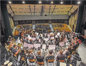  ?? GARY YOKOYAMA THE HAMILTON SPECTATOR FILE PHOTO ?? In this file photo the Hamilton-Wentworth District School Board Honour Band is led through a rehearsal.