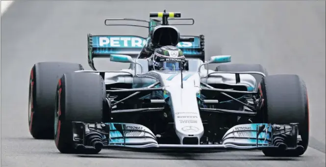  ??  ?? EL MÁS RÁPIDO. Valtteri Bottas se impuso con el Mercedes en la sesión de clasificac­ión del GP de Brasil por delante de los Ferrari de Sebastian Vettel y Kimi Raikkonen.