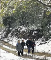  ??  ?? Hier, balade dans le Tanneron, dans la neige et munis de bâtons... (Photo Patrice Lapoirie)