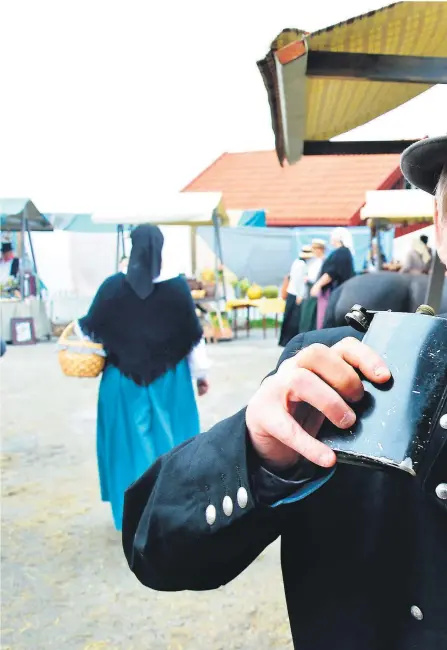  ??  ?? SKÅL: Geir Sigurd Gabrielsen fra Landvik i Grimstad har en ganske fri rolle på markedet som spilles inn på Narestø hver