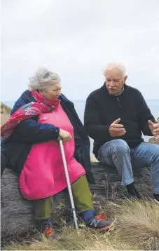  ?? ?? Miriam Margolyes meets Aboriginal leader and well-known activist Michael Mansell for her ABC-TV documentar­y series.