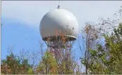  ??  ?? Le radar installé sur le site militaire fait désormais parti du paysage de la Vaugine. Pas certain que les habitants du quartier apprécient cette verrue dans le paysage...