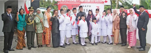  ?? Photo: Kelera Sovasiga ?? Indonesian ambassador to Fiji RM Benyamin Scott Carnadi with members of the Indonesian community as they mark Indonesia’s Independen­ce Day anniversar­y in Suva on August 17, 2019.