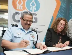  ?? (Shai Shmueli/BGU) ?? POLICE INSP.-GEN. Roni Alsheich and Ben-Gurion University president Rivka Carmi sign a cyber research agreement.