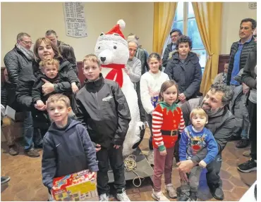  ?? DR ?? Les enfants étaient au rendez-vous, avec un ours polaire.