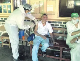  ??  ?? Ayer fueron inmunizado­s contra el covid, 33 adultos mayores de hogares ubicados en Paraguarí.