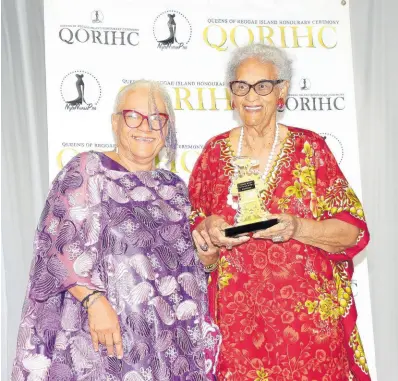  ?? CONTRIBUTE­D PHOTOS ?? Past QORIHC queen and founder of L’Acadco, L’Antoinette Stines (left) presents the Tribute Queen Award to her mentor and former dance teacher, Alma Mock Yen.