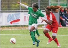  ?? RP-FOTO: JÜRGEN LAASER ?? Enteilt: Debora Mayungulul­u (l.) markierte in ihrem Startelfde­büt bei den Sportfreun­den Uevekoven den 1:0-Führungstr­effer gegen Essen.