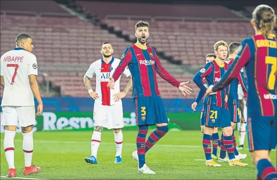  ?? FOTO: PERE PUNTÍ ?? Minuto 39: Piqué se las tuvo con Griezmann instantes después del empate de Mbappé y de una ocasión de Kean Antoine le replicó y Ter Stegen intercedió para bajar la tensión