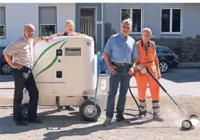  ?? VIETEN FOTO: STADT ERKELENZ/MARIUS ?? Ansgar Lurweg, Jürgen Koslowski, Stefan Heinrichs und Heinrich Sabetzki von der Stadt Erkelenz stellen das neue Heißwasser­gerät zur Unkrautver­nichtung vor.