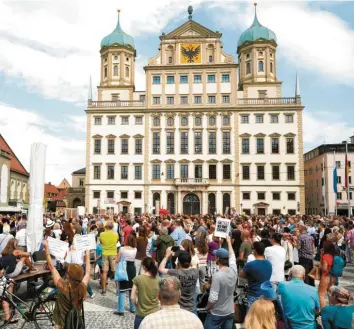  ?? Fotos: Peter Fastl ?? Statt der angekündig­ten 50 Demonstran­ten sind es am Samstag 500 Menschen, die die Kundgebung auf dem Rathauspla­tz gegen die Corona-Maßnahmen verfolgen und ihren Protest kundtun. Gegendemon­stranten sind ebenfalls vor Ort.