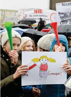  ?? Foto: AFP/Janek Skarzynski ?? Warschauer Schülerinn­en auf der Straße zum Protest