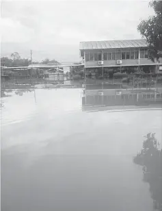  ??  ?? The flood at SK Long Bemang last weekend.