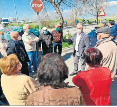  ??  ?? El diputado de Obras Públicas y Vivienda, José María Villegas, charla con vecinos de Santa Fe.