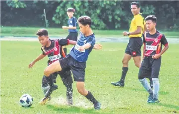  ??  ?? KL Wednesday FC and Wira Semenyih SCFC players in action during their recent group match for Central Region at Universiti Kebangsaan Malaysia, Bangi.