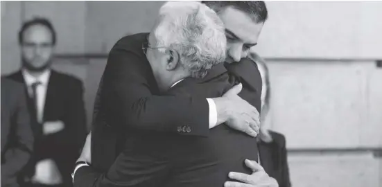  ?? Foto: dpa ?? Pedro Sánchez umarmt Portugals Premier Antonio Costa bei der Trauerfeie­r für Alfredo Pérez Rubalcaba.