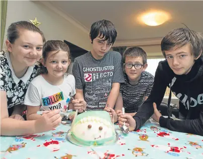  ?? Picture: Steven Brown. ?? The Fletcher family children try the ice cream cake surprise. From left: 16-year-old Megan, Jodie, 9, Ewan, 12, Ty, 14, and 15-year-old John.