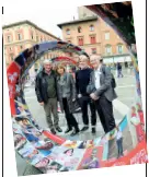  ?? ?? La squadra
Piero Badaloni, Tiziana Ferrario, Renzo Di Renzo e don Dante Carraro davanti all’opera di arte partecipat­a in mostra in questi giorni in piazza del Nettuno con le foto di #iostoconla­frica