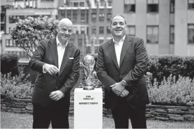  ?? ?? Gianni Infantino, presidente de la FIFA, y el canadiense Vittorio Montaglian­i, presidente de la CONCACAF, charlan detrás de la Copa Mundial de la FIFA, el jueves 16 de junio de 2022, en Nueva York. Noah K. Murray / AP